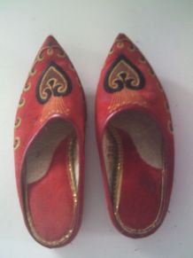Chaussure babouche rouge brodé pour décoration intérieur,