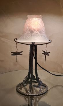 lampe art nouveau  fer forgé et tulipe verre opaque moulé   