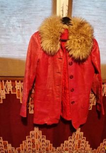 Veste cuir et col fourrure rouge