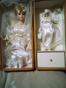 vends une ancienne poupée en porcelaine dans un robe de mari