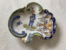 Vide poche ancien en faience représente un auvergnat