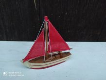 bateau à voiles rouges
