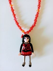 Collier Playmobil, perles rouges, figurine rouge, noire