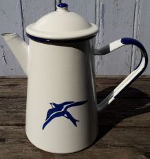 Cafetiere émaillée à décor d'hirondelle