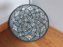 Plat rond en céramique artisanale de safi au maroc
