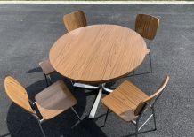 Table et chaises en Formica