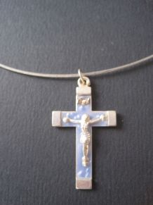 Tour du cou acier avec pendentif croix couleur bleue 