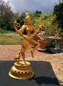 Charmante statuette de la déesse Sarasvati en bronze massif.