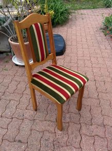 1 chaise en bois couleur miel, capitonnée en velours.