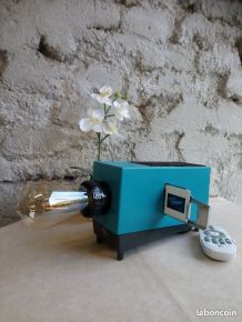 Projecteur de diapos recyclé en lampe déco, à télécommande