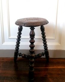 Tabouret tripode, style Louis XIII 