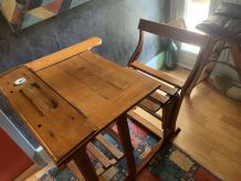 Bureau d’écolier ancien en bois