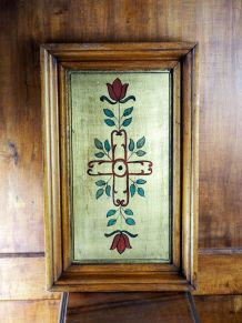 Plaque décorative en bois doré croix rouge et rose