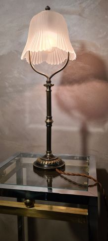 lampe bronze et laiton 1900 a 30   abat jour verre moulé  48