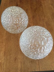 2 Gros globes ronds en verre moulé transparents