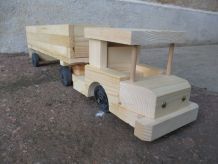 camion fait à la main à partir de roues mobiles en bois