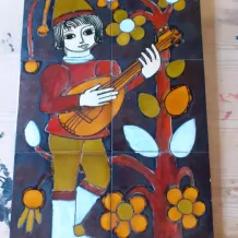 Grand decoratif Figurant un homme à la guitare. Signature à 