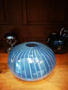 Vase artisanal en verre bleu avec filigrane