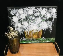 Peinture fleurs blanches fond noir