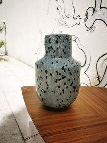Vase tacheté  bleu et noir 