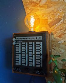Lampe applique vintage appareil mesure bois "Résiste"