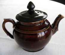 Ancienne théière en céramique marron