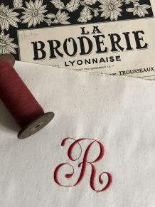 Monogramme R, broderie