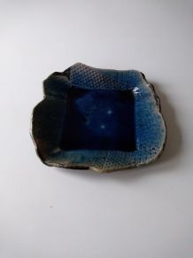 Assiette décorative/vide poche bleu en céramique signé M. Mo