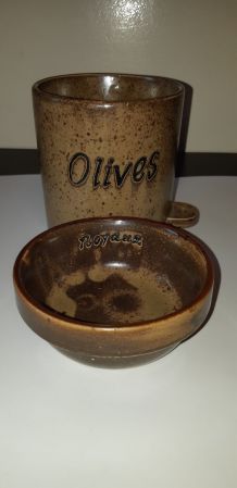Pot à olives avec son couvercle pour les noyaux