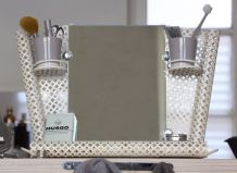 étagère vintage avec miroir et portes gobelets, style 