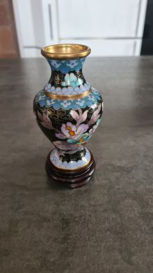 Petit vase "cloisonné fait en chine multicolore  socle bois