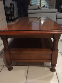 Table basse en bois d'aulne avec dessus verre 