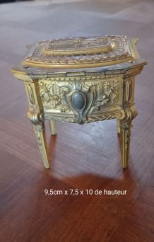 Très beau coffret à bijoux XIXe forme commode Rococo 