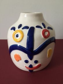 Vase en porcelaine blanche créé par Juan di Novita