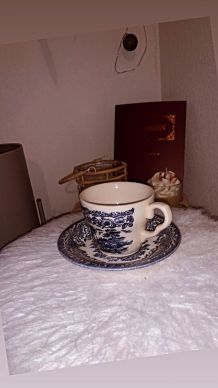 Tasse en porcelaine avec dessous de tasse 