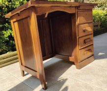 Bureau vintage en bon état en bois. 