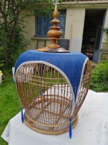 cage à oiseau en rotin garnie d'un tissu bleu années 30