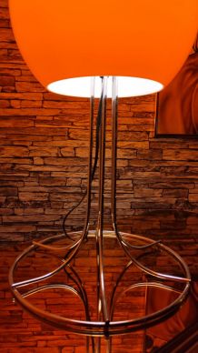 Lampe vintage en acier chromé et opaline orange signé pultze