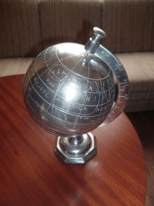 globe terrestre en métal gravé