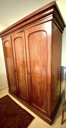 Armoire victorienne en acajou, penderie et étagères