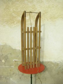 Luge ancienne en bois avec armature en acier