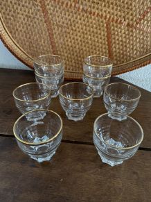 9 verres au liseré doré vintage.