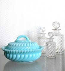 Bonbonnière art déco en opaline bleue 