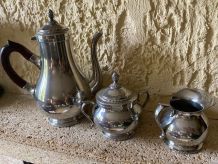 Service à café étain : cafetière, pot à lait, sucrier