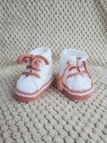 Chaussons baskets blanche et rose, laine layette