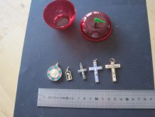 Lot de 5  bijoux religieux  dans petite boite plastique 