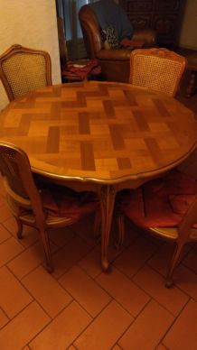 Table en merisier et chaises