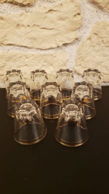 9 verres à liqueur transparents liséré doré