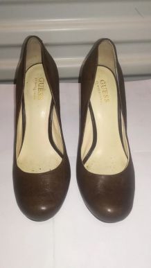 560A* GUESS sexy escarpins bruns cuir (p 38)