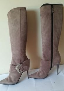 sexy bottes lilas en cuir de chez Casadei (p 37)